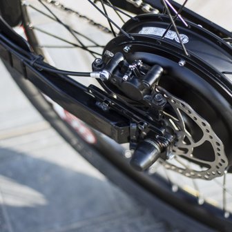 Detailansicht des Antriebs eines E-Bikes, das die komplexe Mechanik und die Verbindungselemente zeigt.